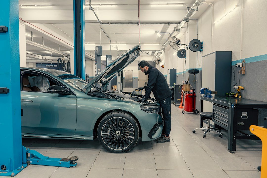 Monteur werkt aan een automotor in de werkplaats